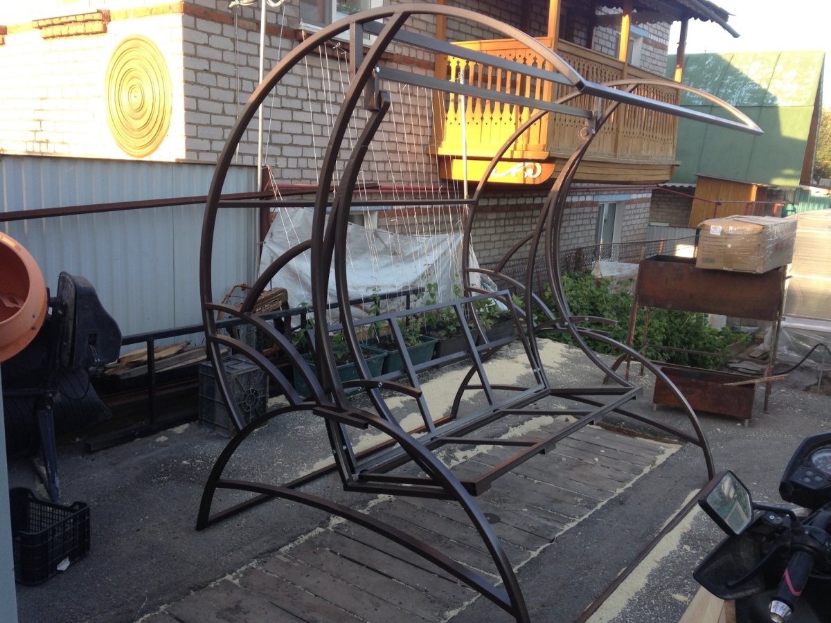 Качели из профилного трубы