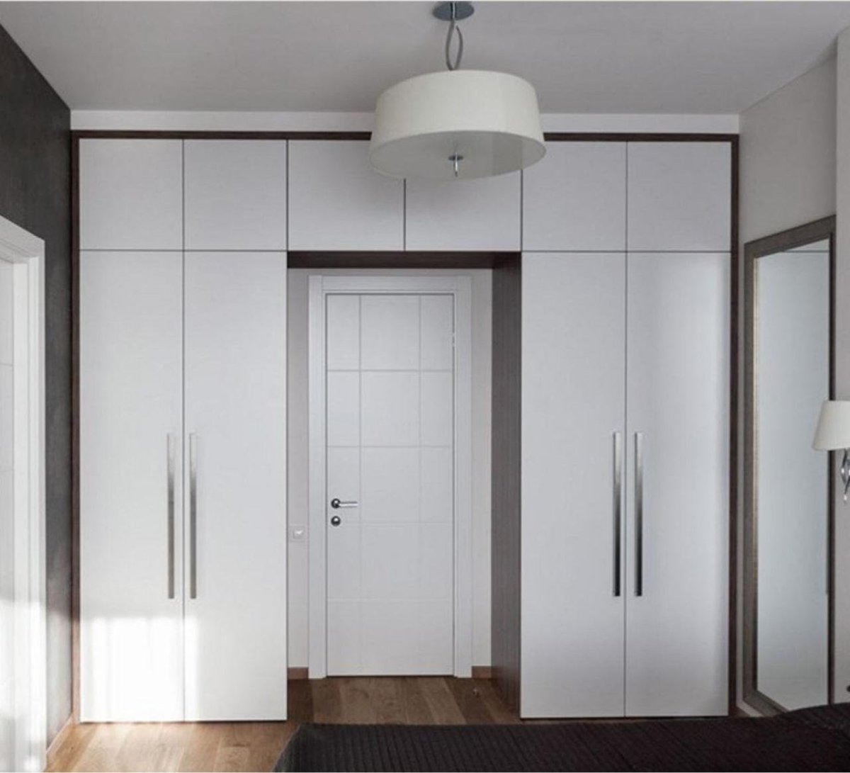 Шкаф с антресолью над дверью