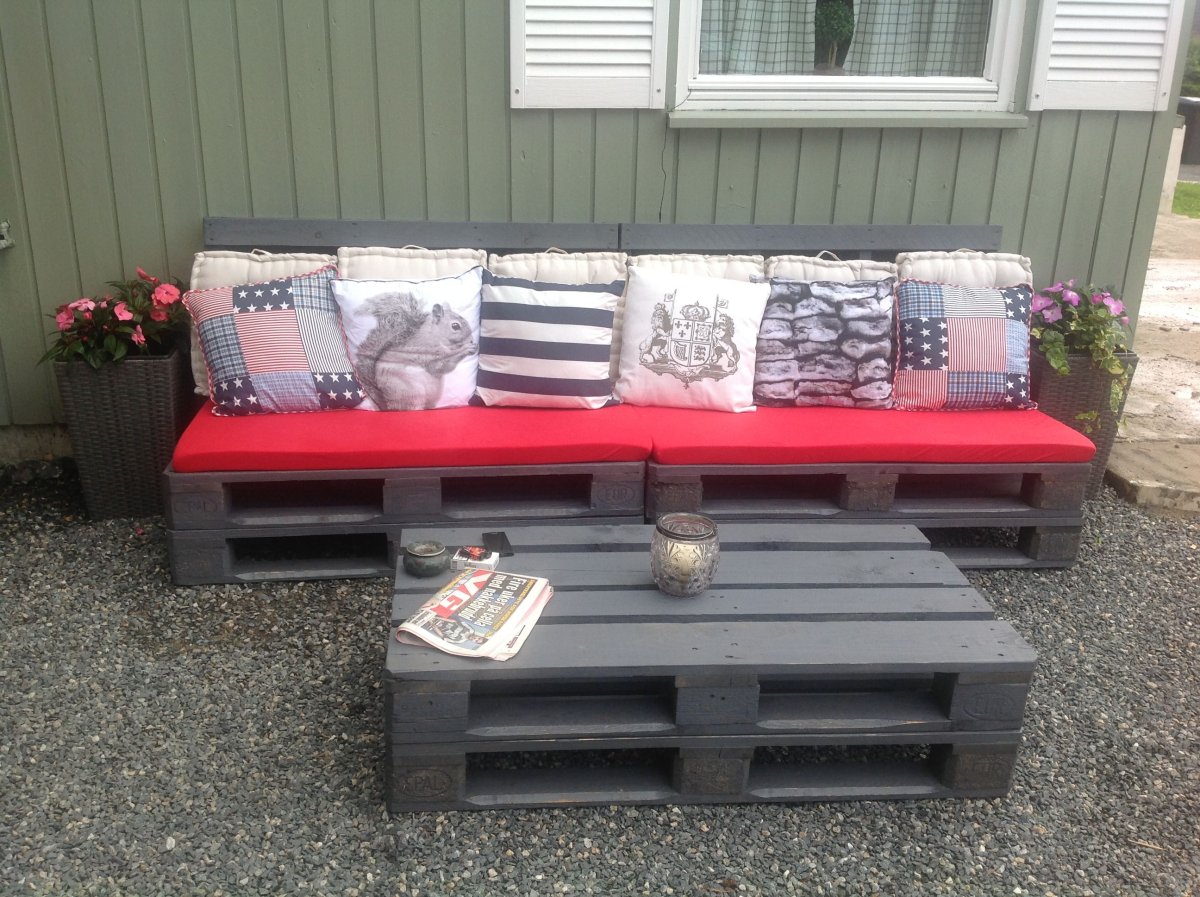 Мебель из поддонов цветная