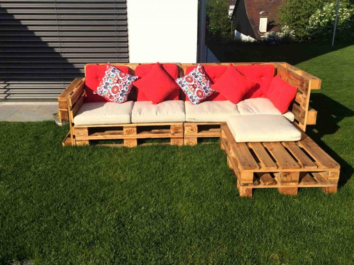 Диван из поддонов на дачу