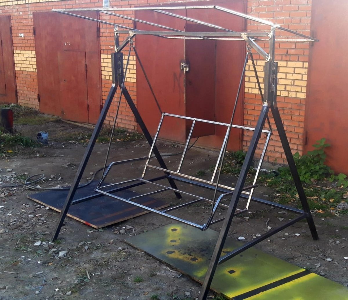 Качели из профилного трубы