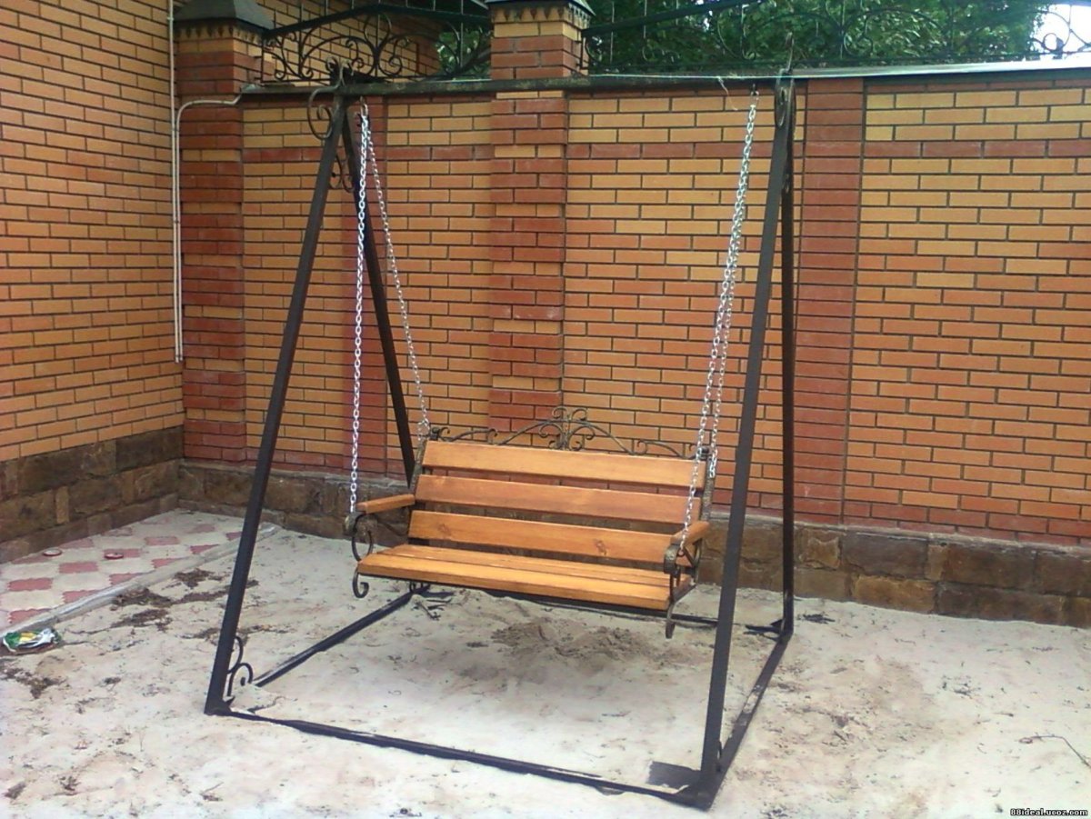 Качели из металлического