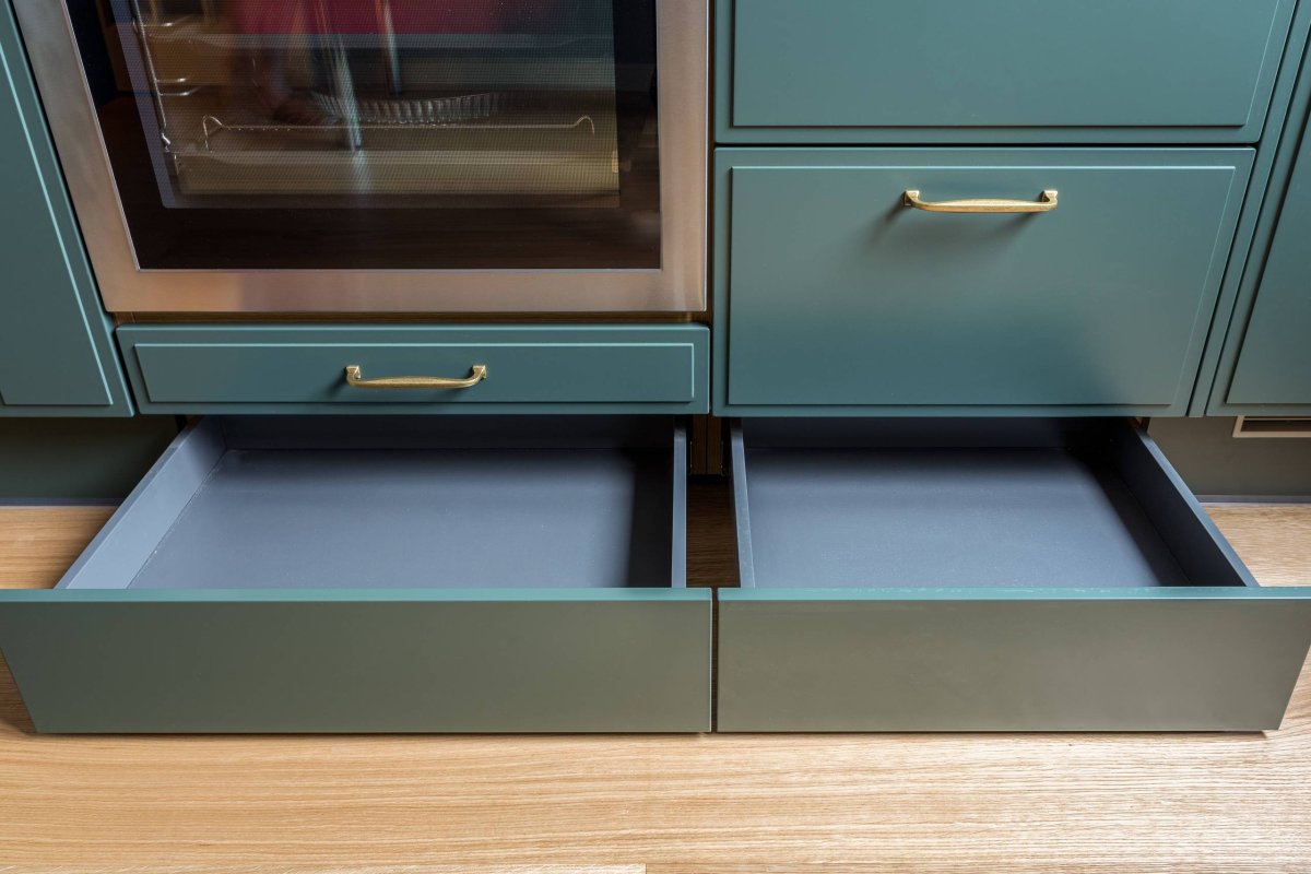 Выдвижной ящик под цоколь