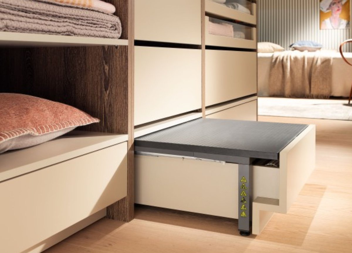 Выдвижной цоколь Blum