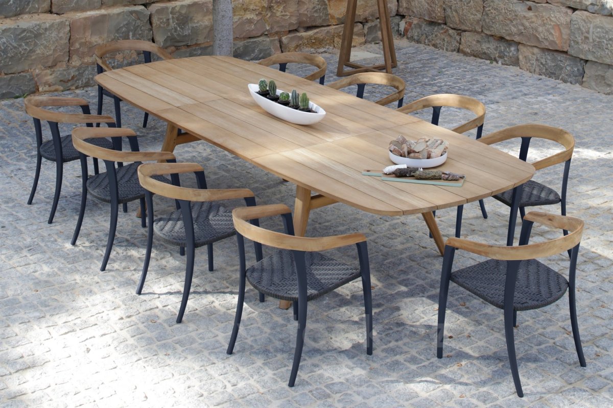 Уличный стол