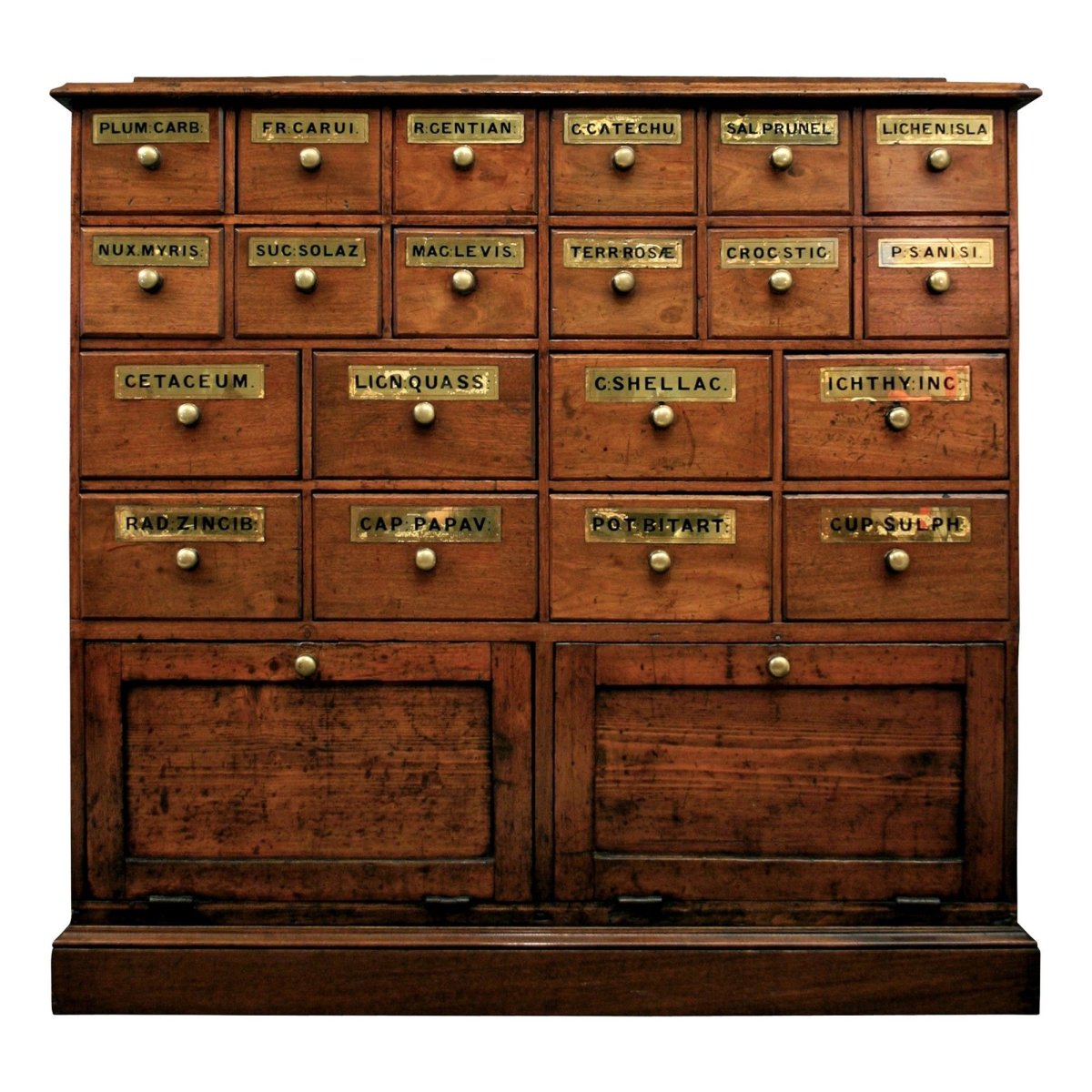 Шкаф с множеством ящичков