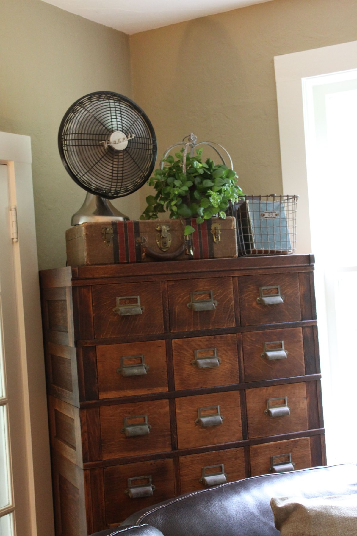 Картотечный шкаф в современном интерьере