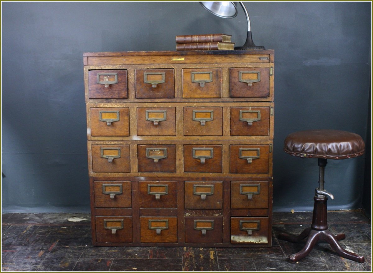 Старинный шкафчик