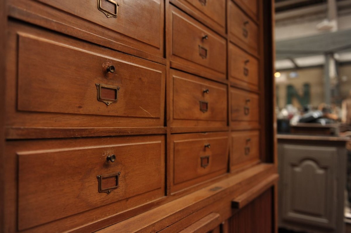 Старый шкаф с ящичками