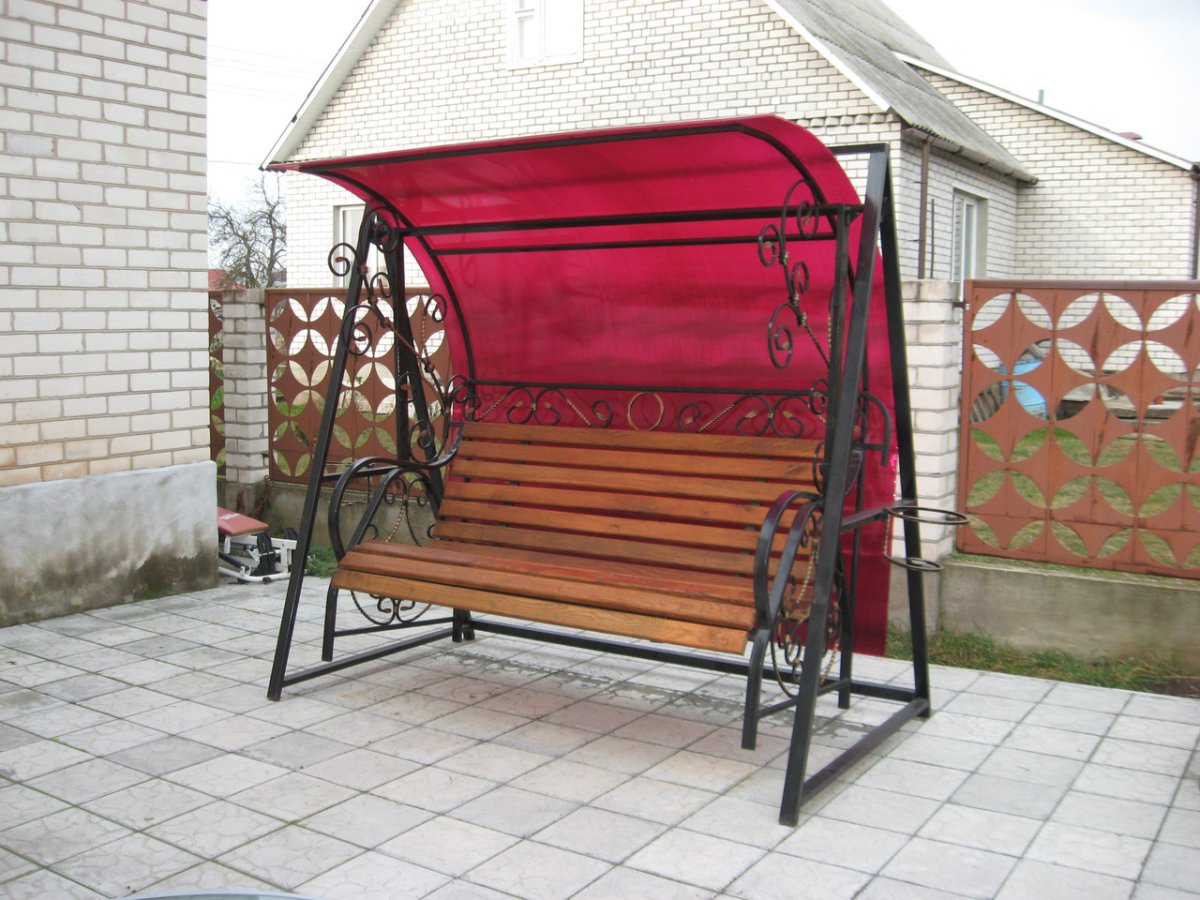 Садовые качели с коваными элементами