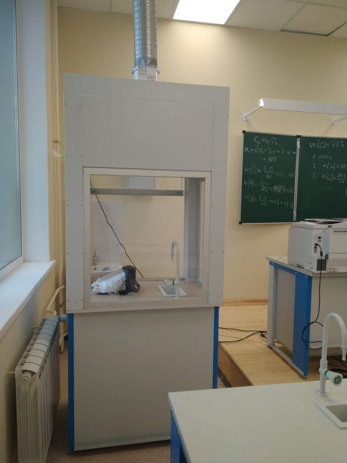 Вытяжной шкаф ВД-107 демонстрационный