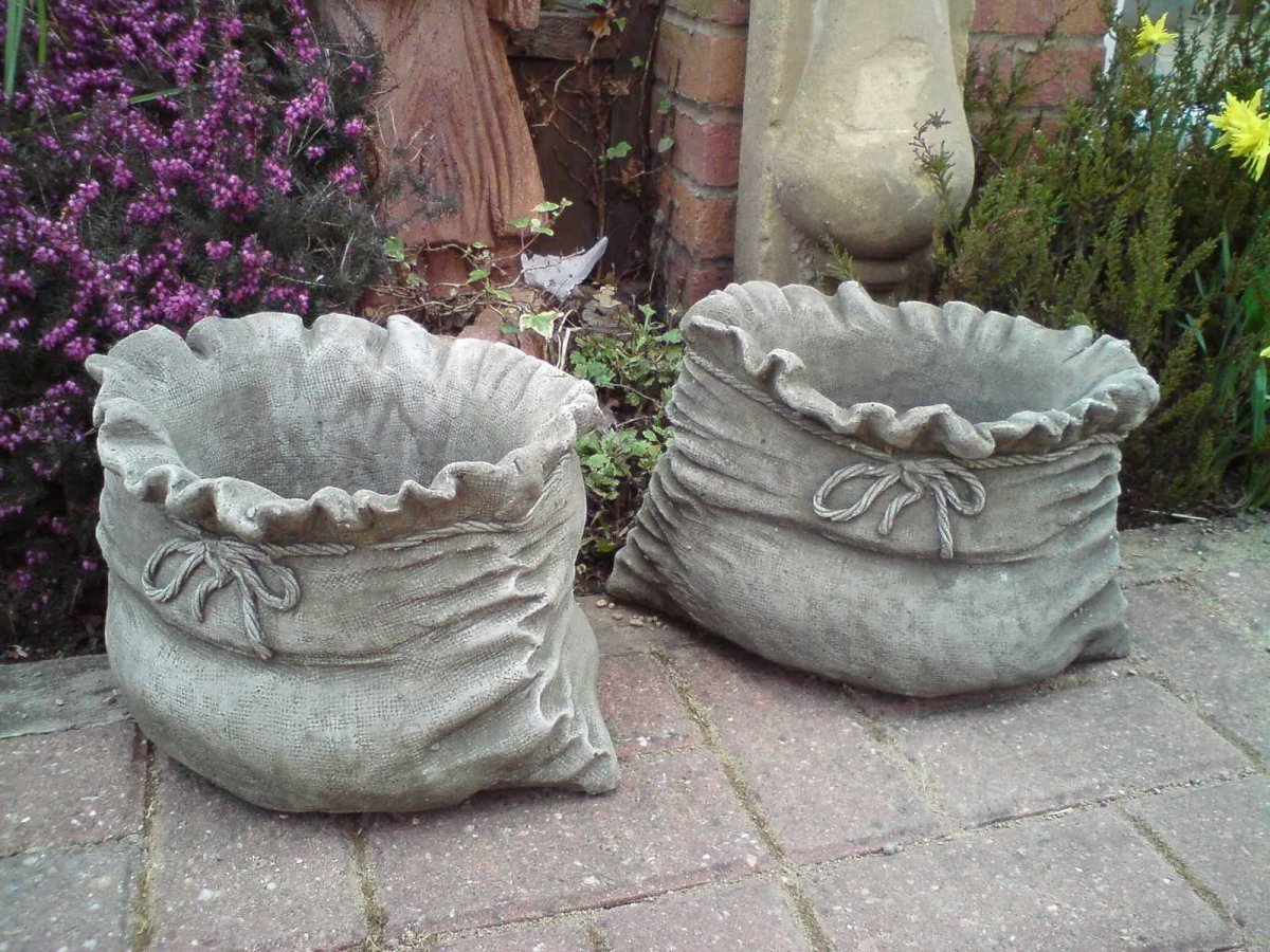 Кашпо из белого цемента м600