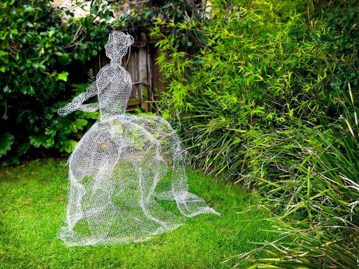 Необычные садовые фигуры