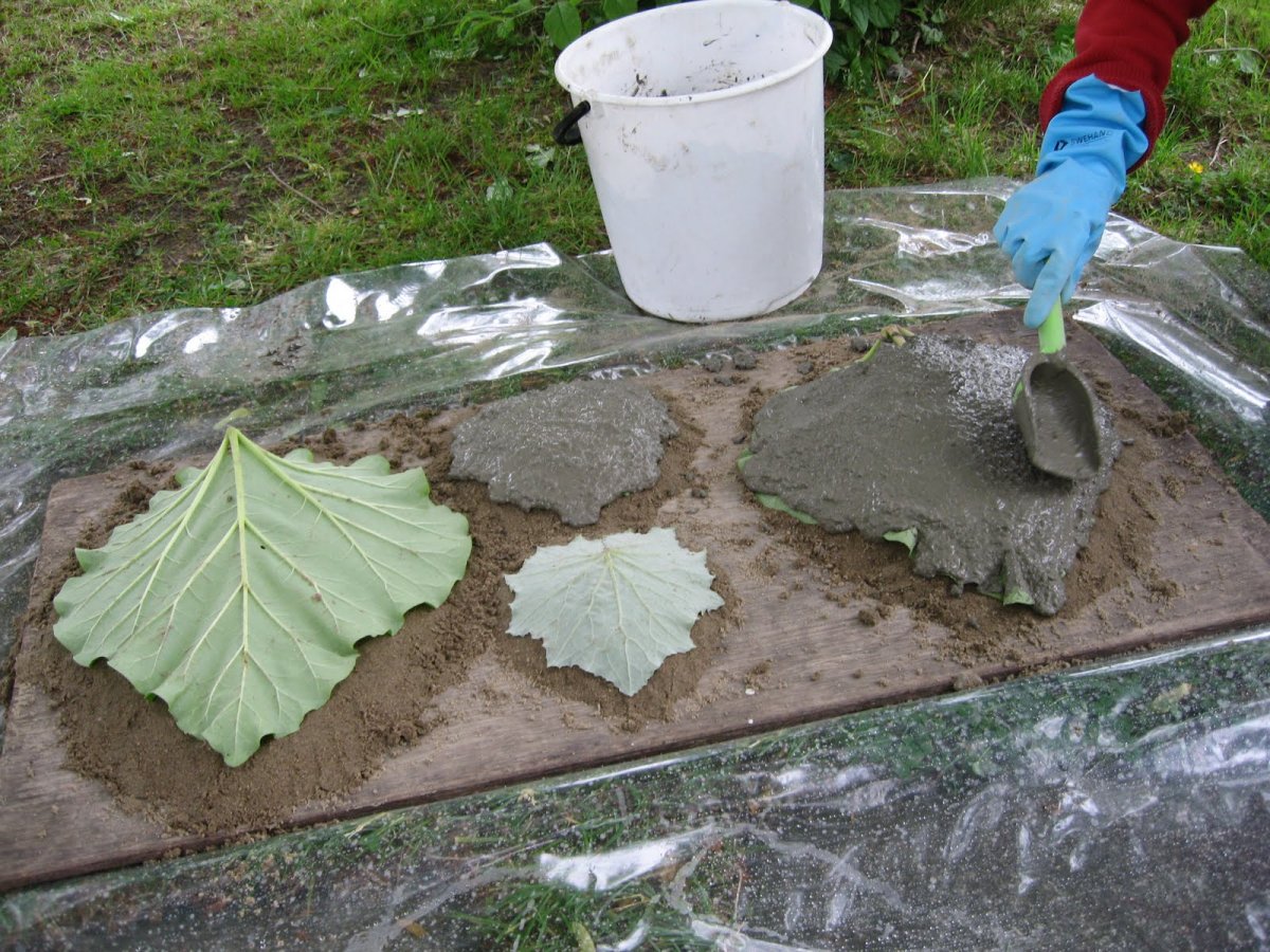 Листья из цемента для сада