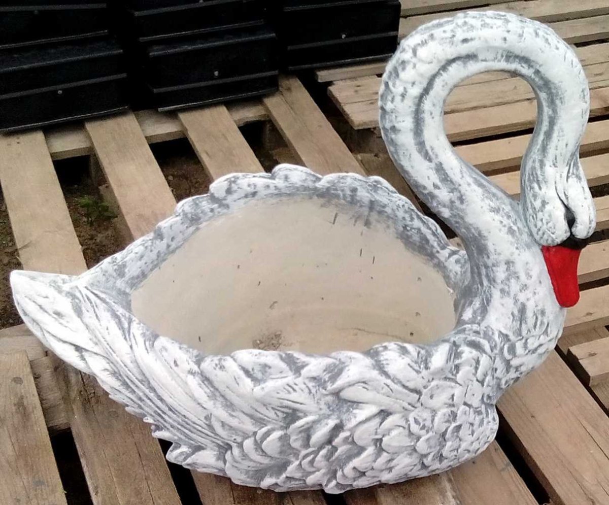 Лебедь из цемента
