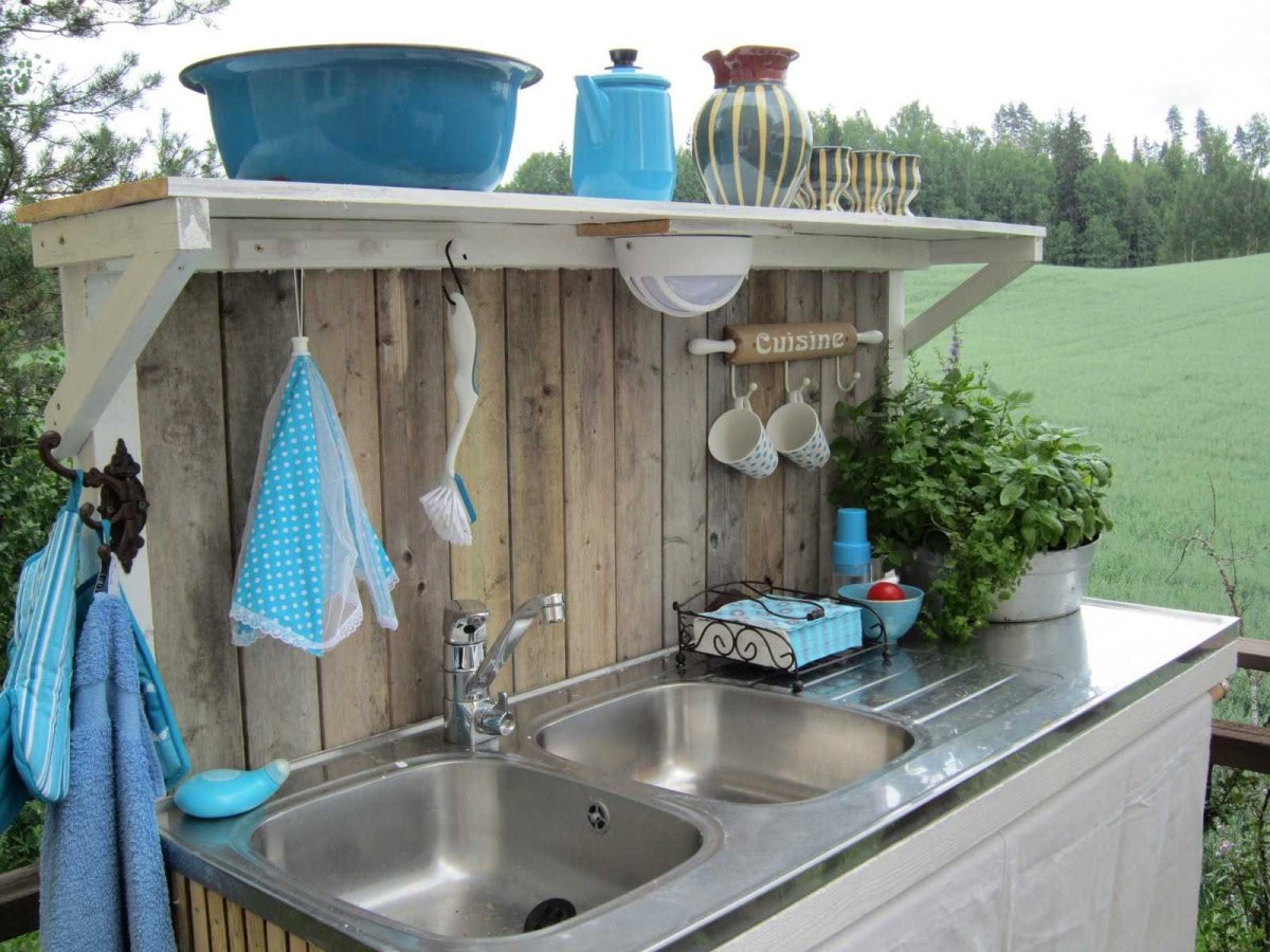 Умывальник на веранде на даче