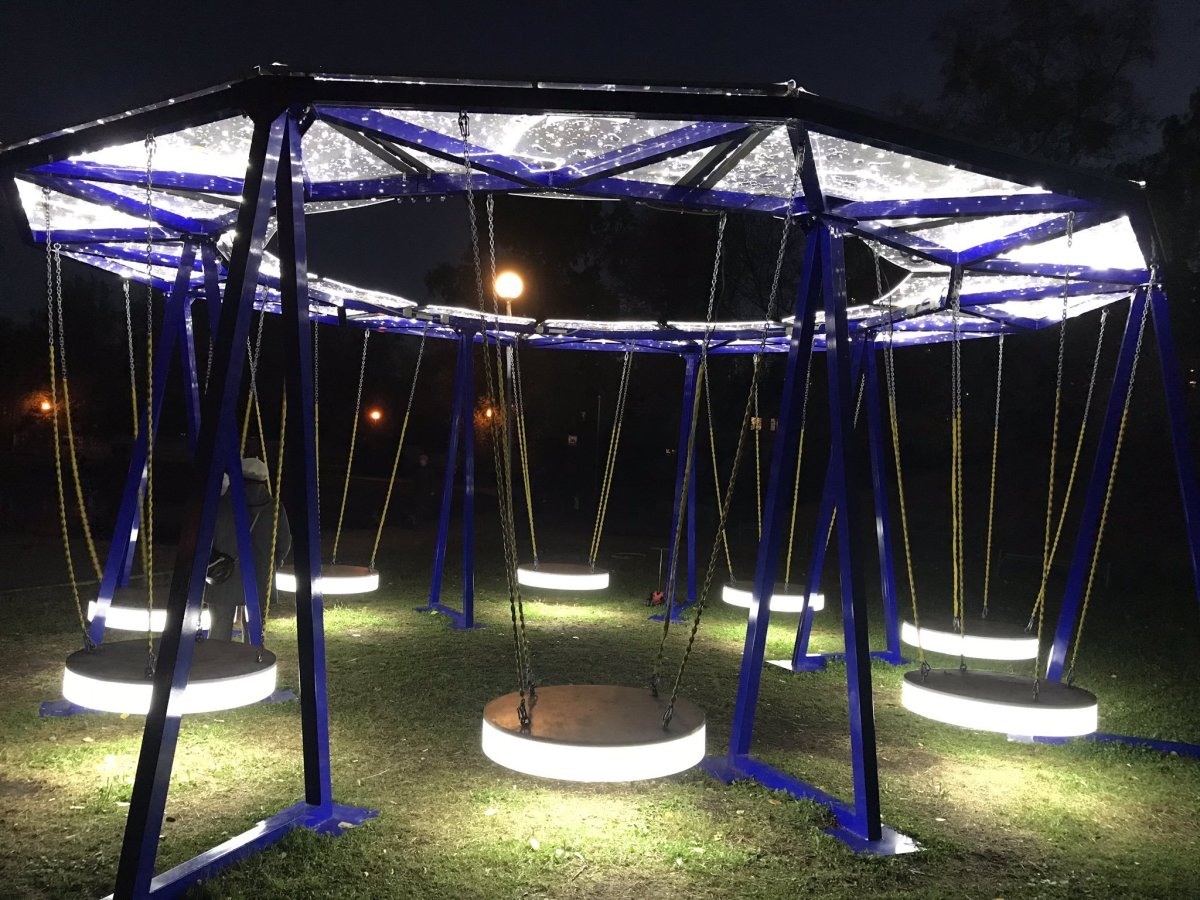 Качели с подсветкой