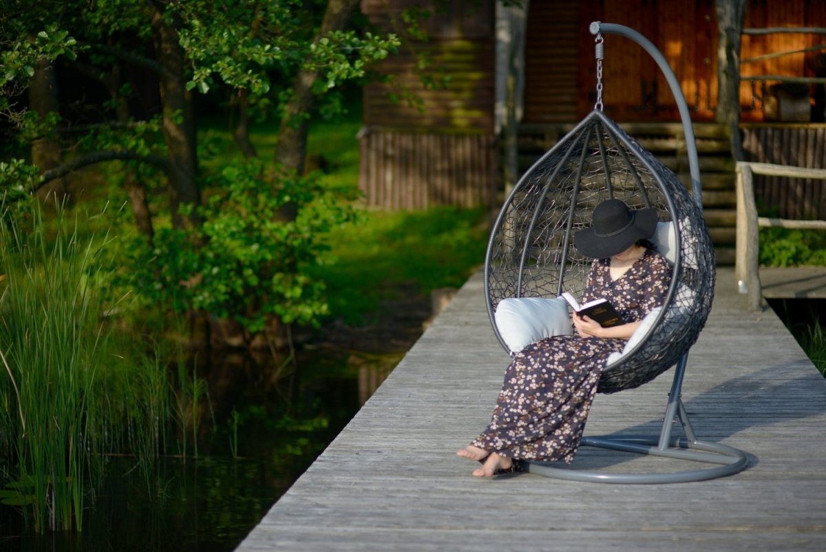 Кресло кокон в саду