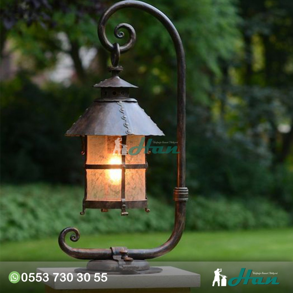 Торшер из дерева на дачном участке