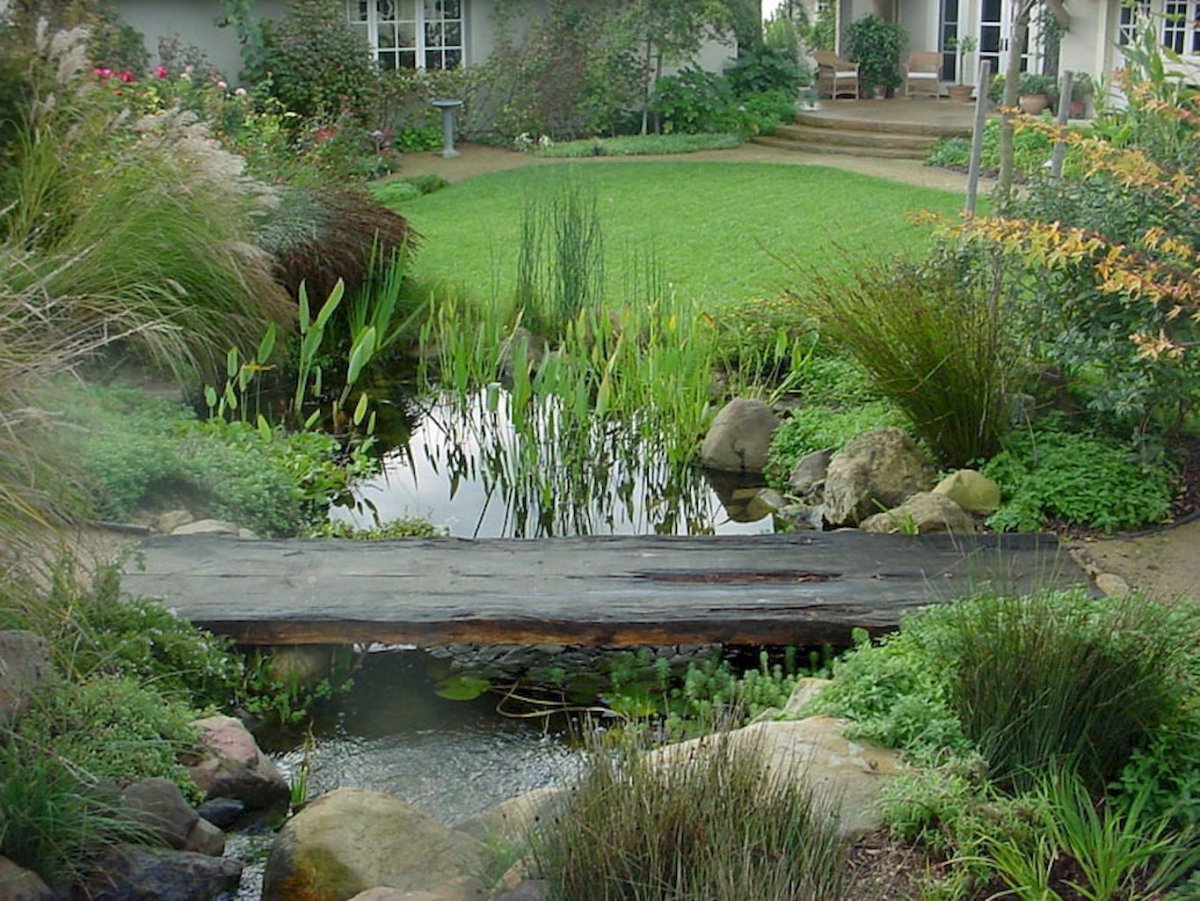 Пруд с мостиком в саду