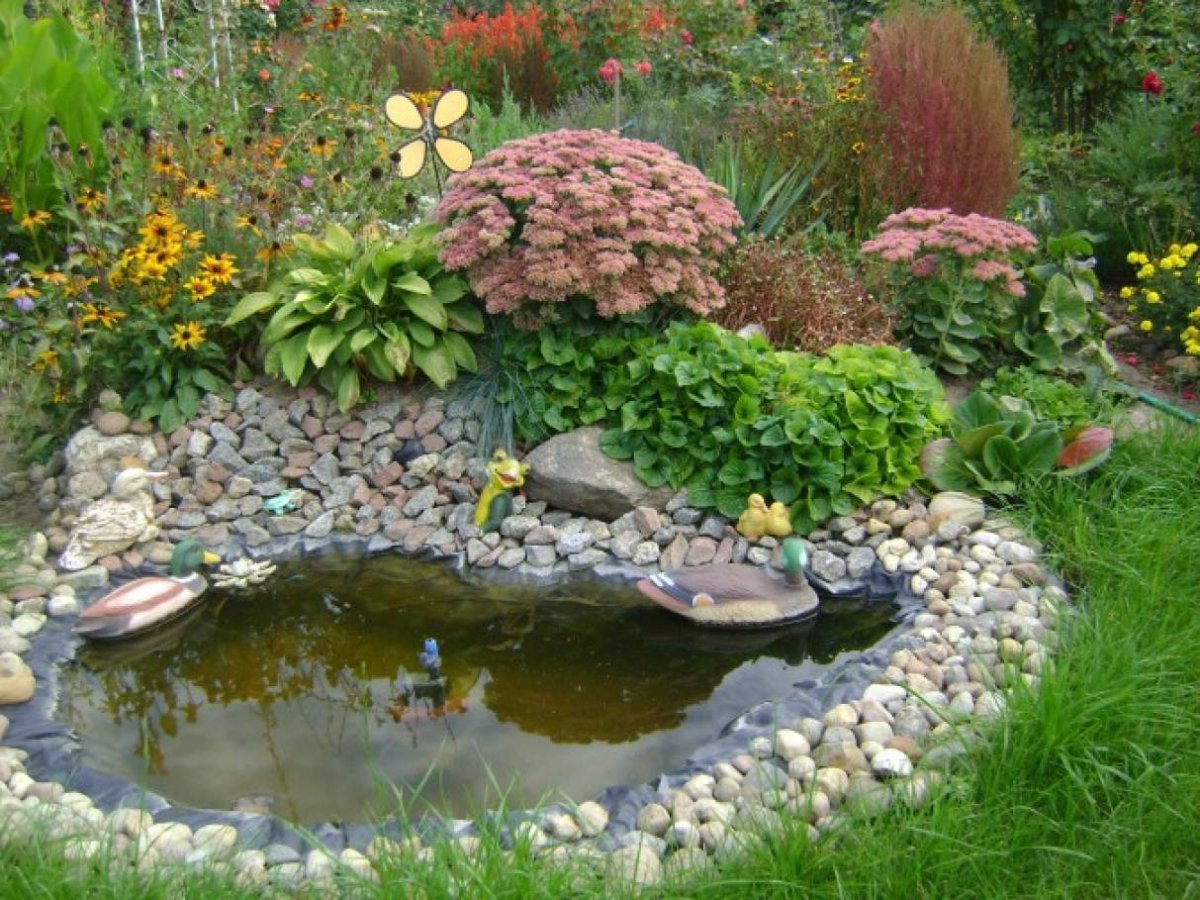 Альпийская горка с прудиком и мостиком