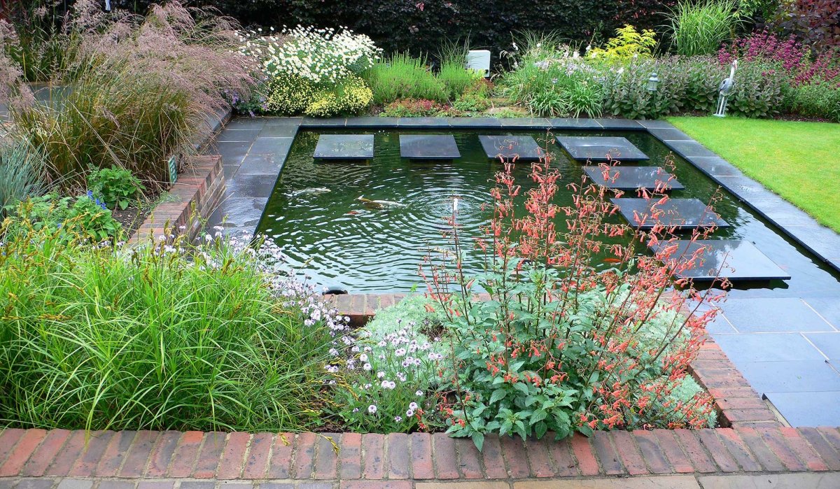 Прямоугольный пруд в саду