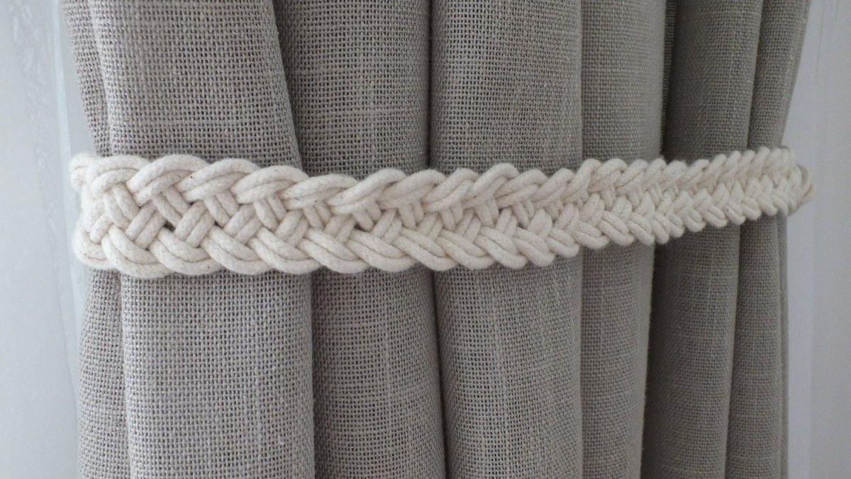 Прихват для штор из макраме