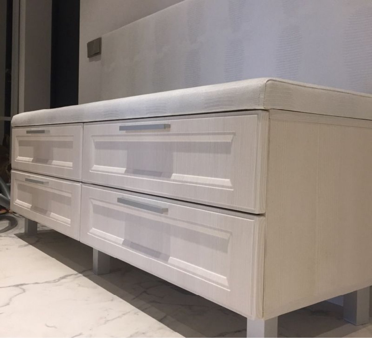 Подвесная тумба в прихожую белая