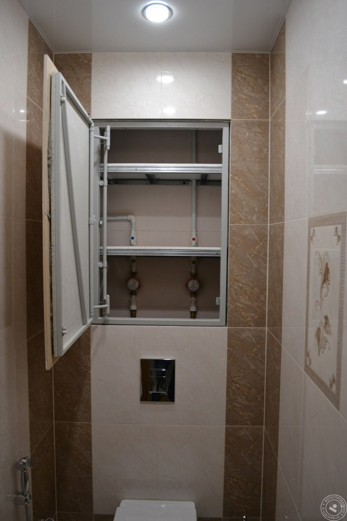 Фуаф в нишу над инсталляцией