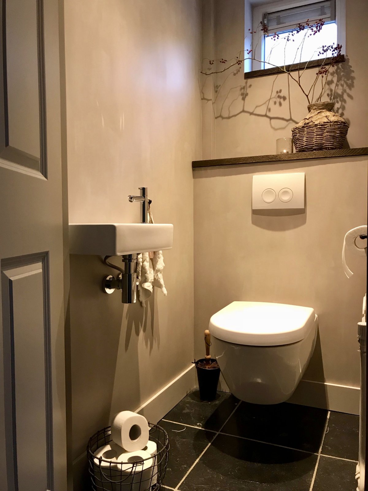 Раковина с гигиеническим душем для туалета