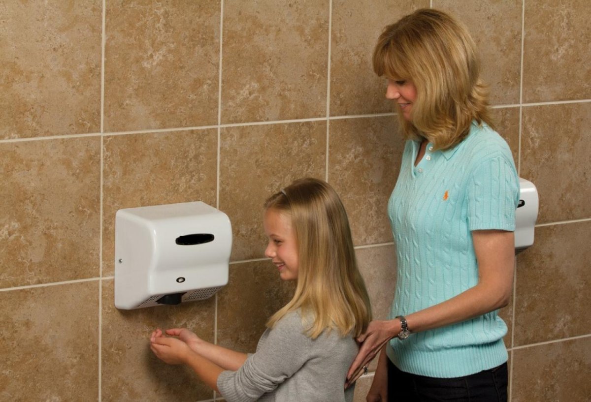 Сушилка для рук в общественном туалете