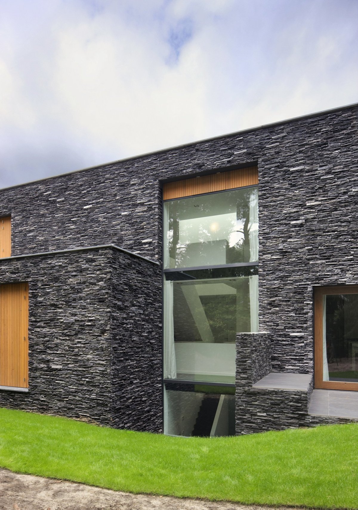 Современный каменный фасад