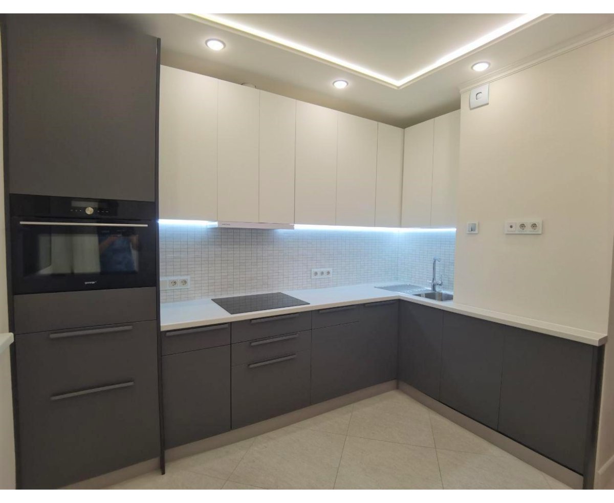 Белая матовая кухня