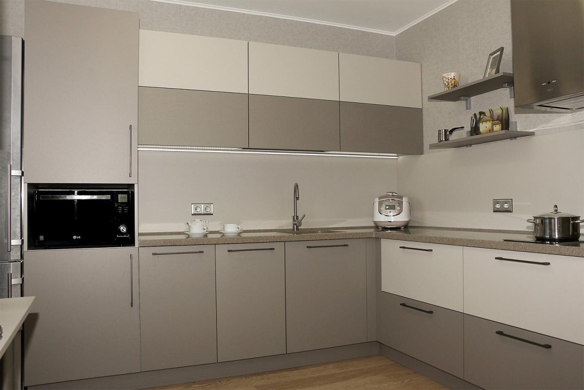 Кухня двухцветная с покрытием софт тач