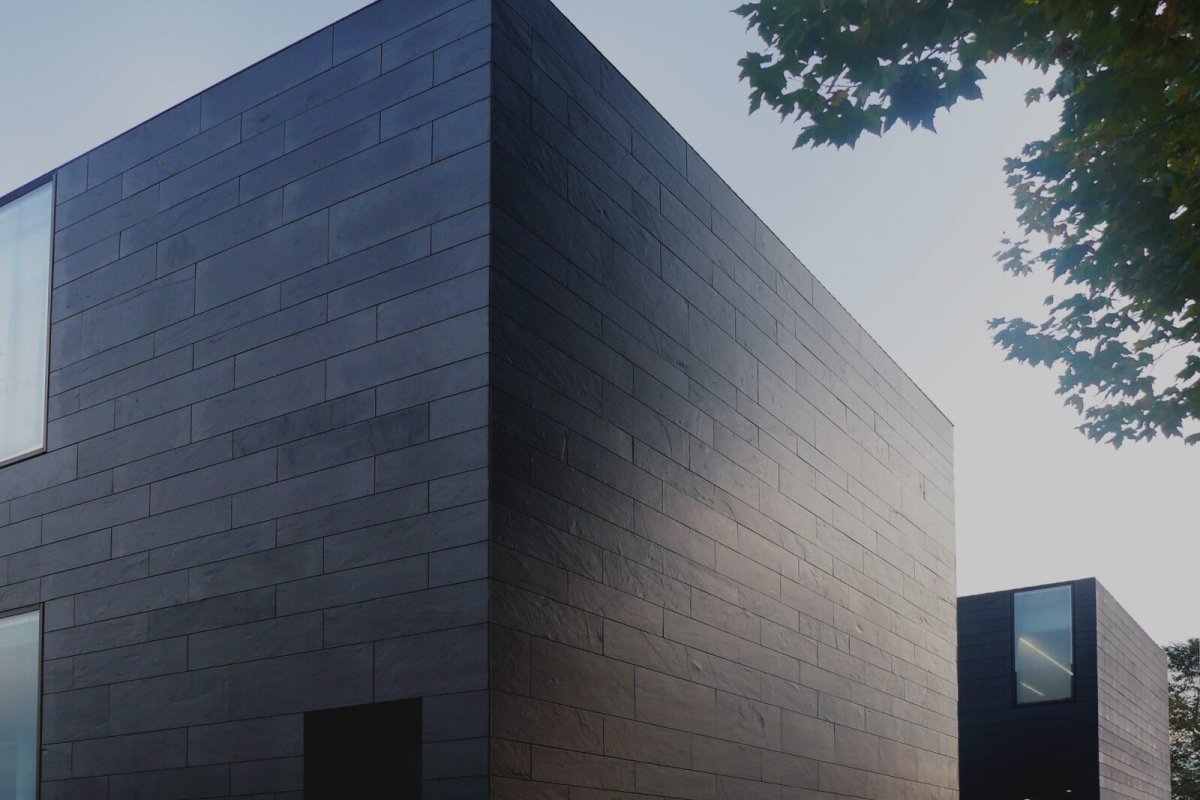 Фасад из черного сланца