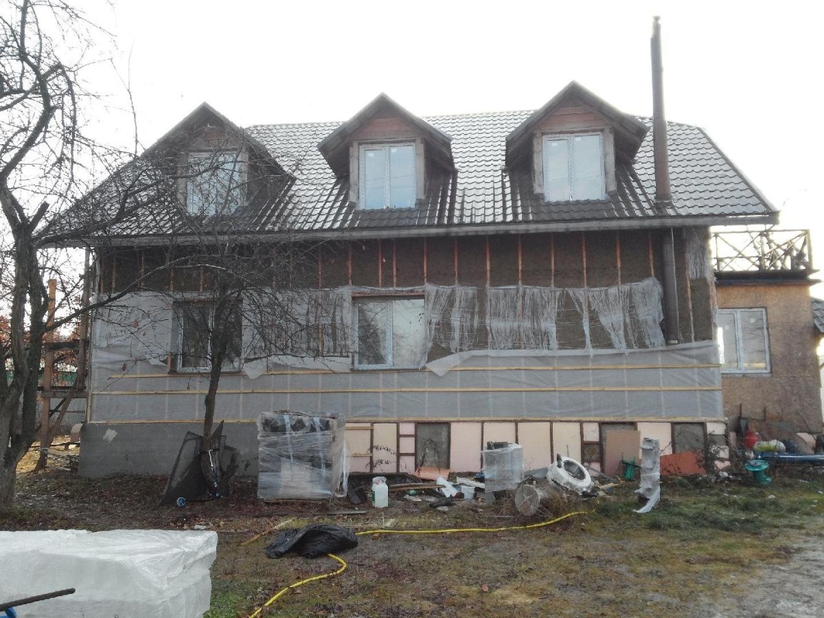 Дом обшитый плоским шифером