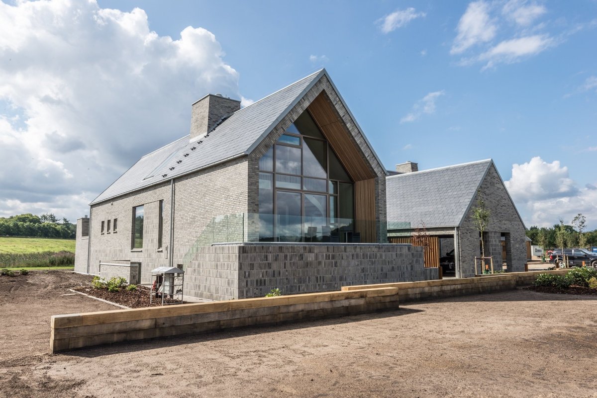 Фасад дома с шиферной крышей