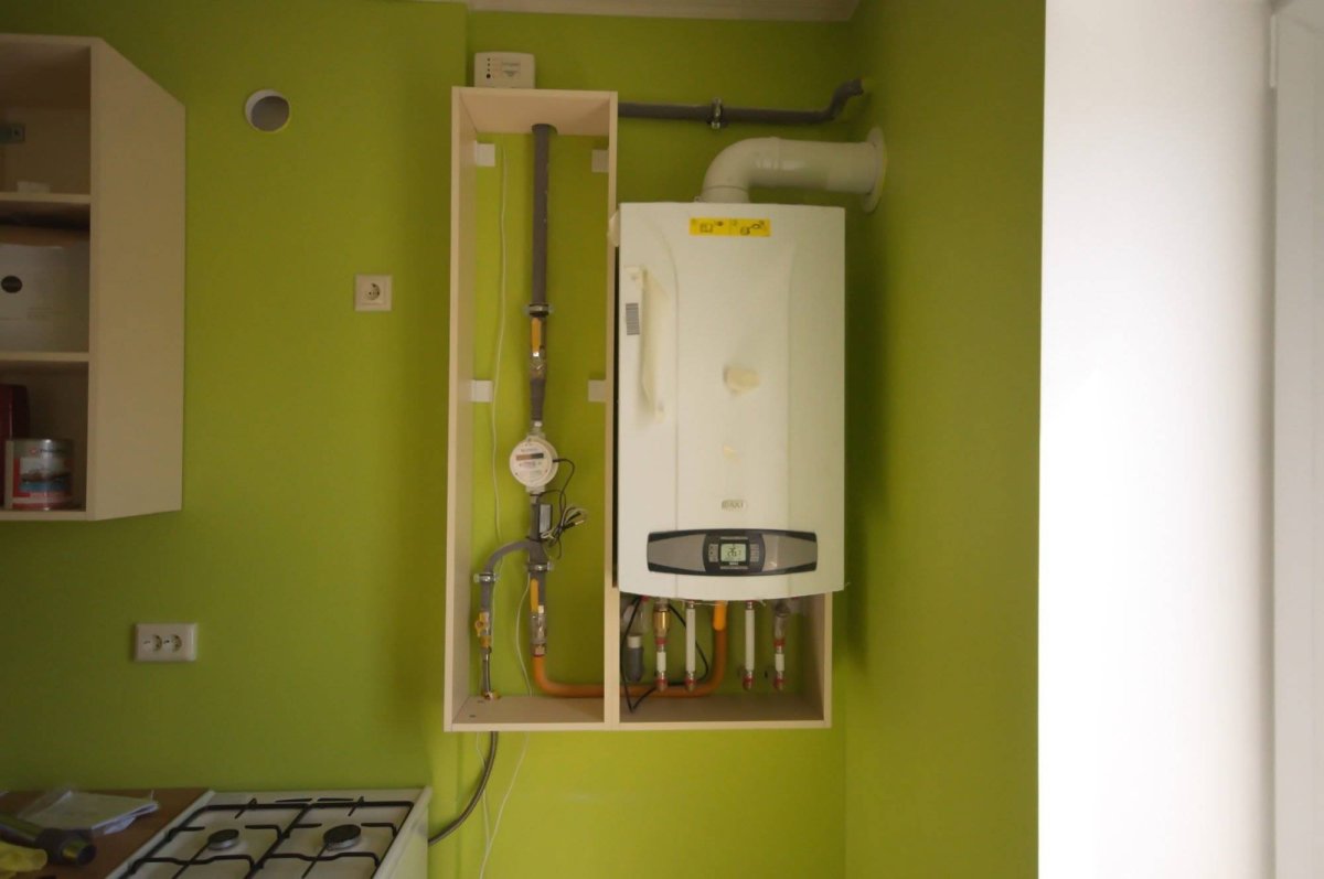 Настенный газовый котел двухконтурный на кухне