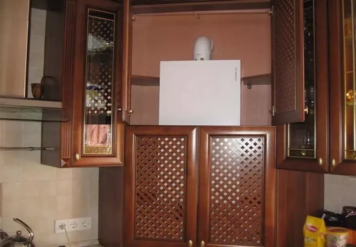 Напольный газовый котел на кухне