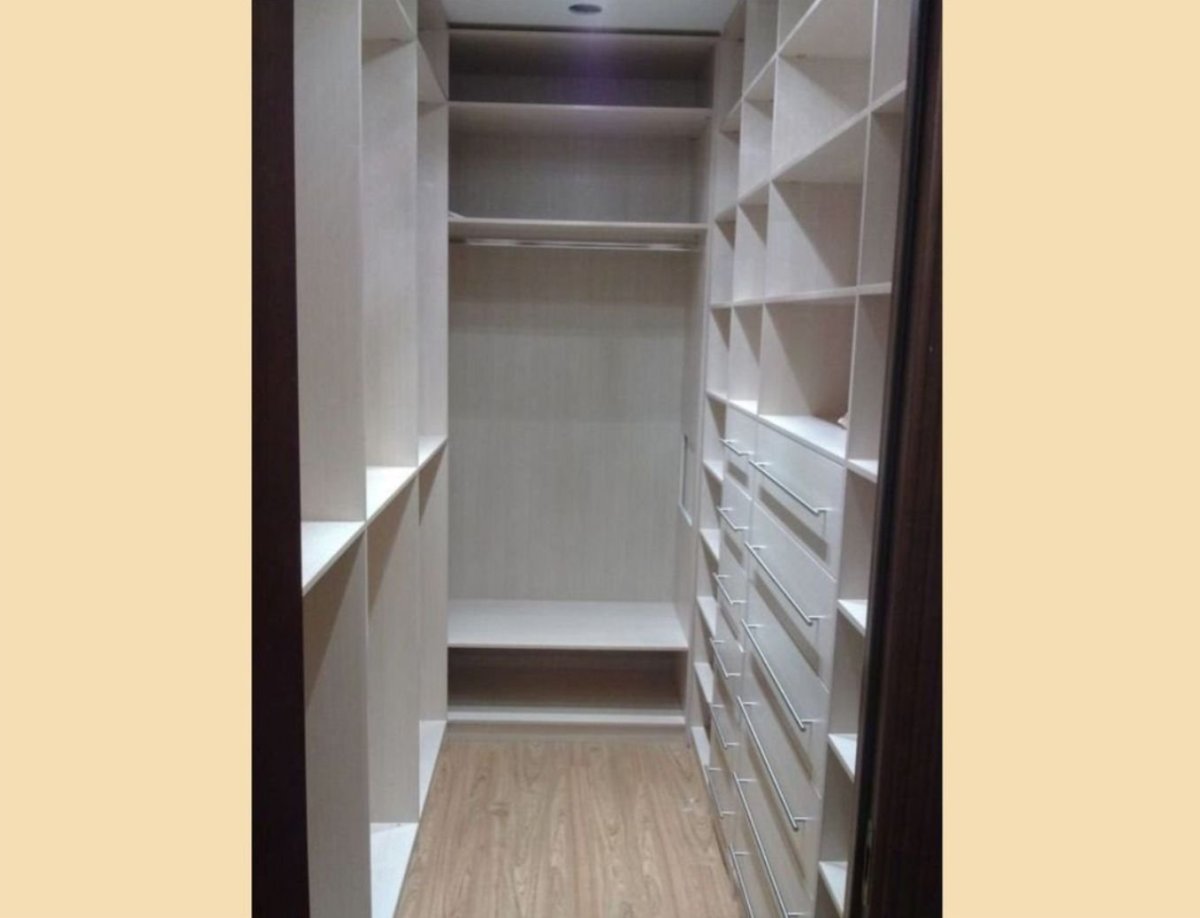 Маленькая гардеробная комната