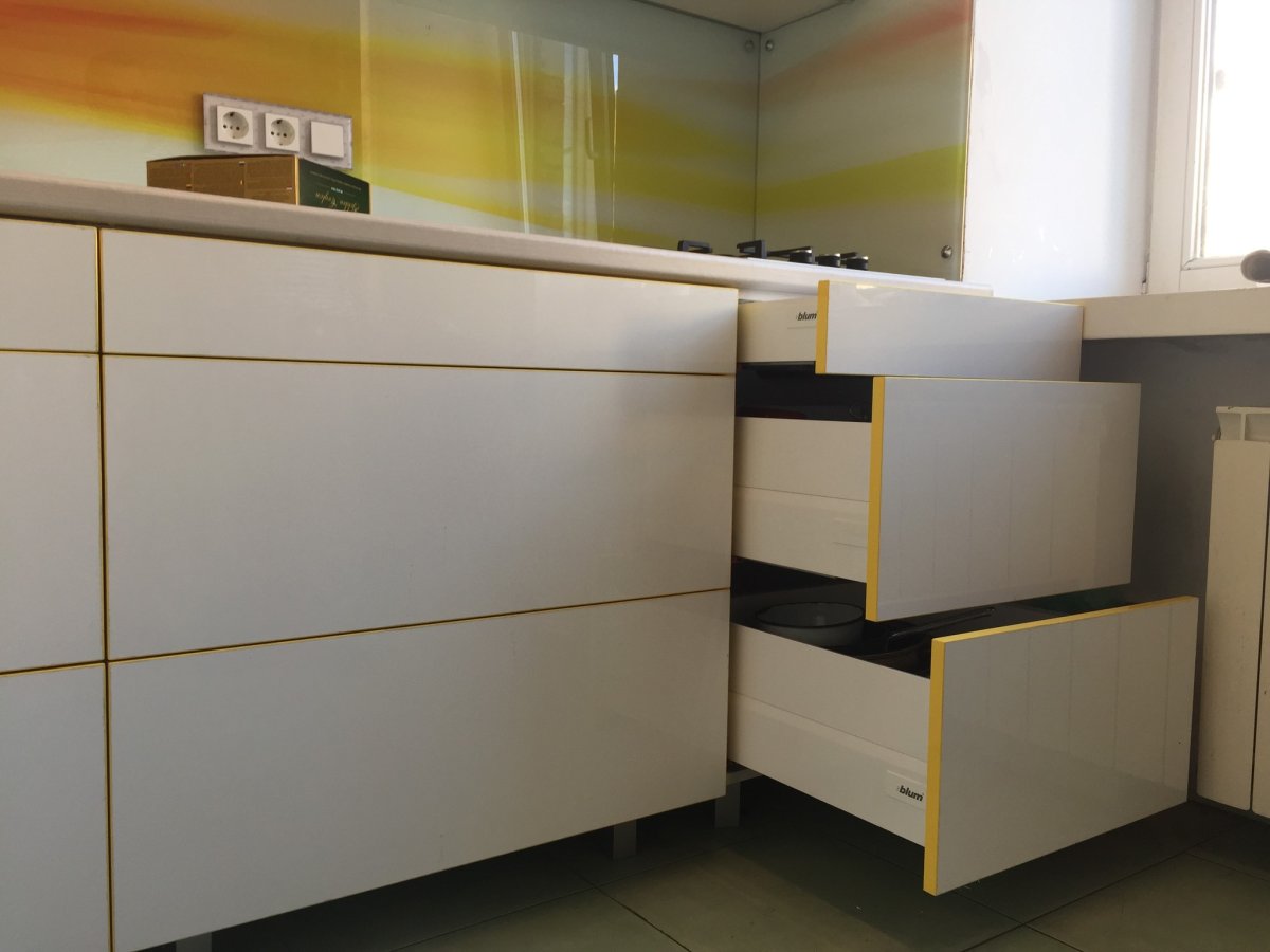 Контрастная кромка на мебели