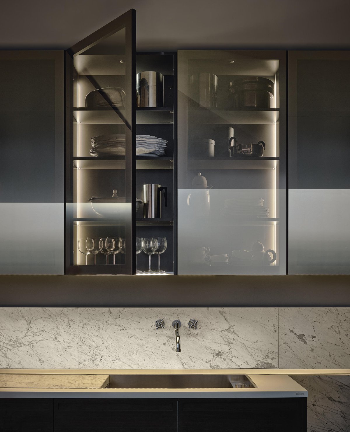 Стеклянный шкафчик кухни Poliform