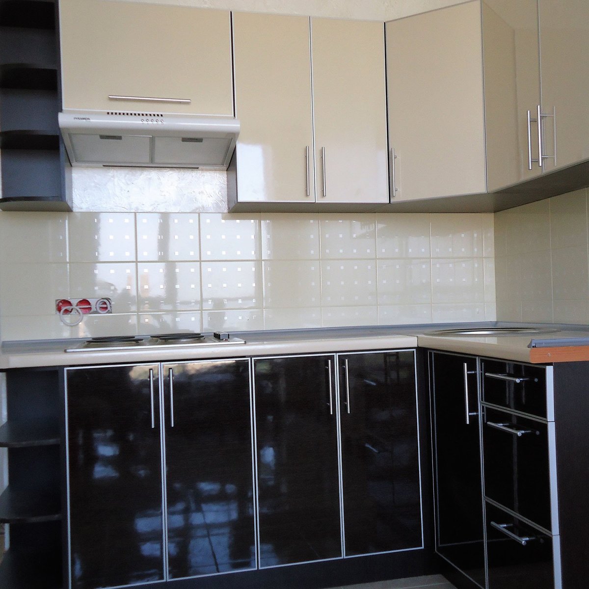 Кухонный гарнитур с алюминиевой рамкой