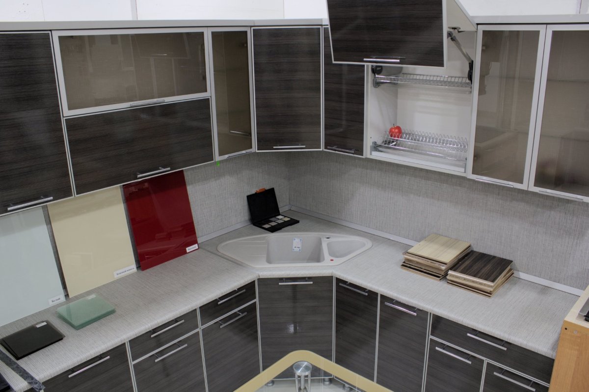 Витрина в алюминиевом профиле кухни