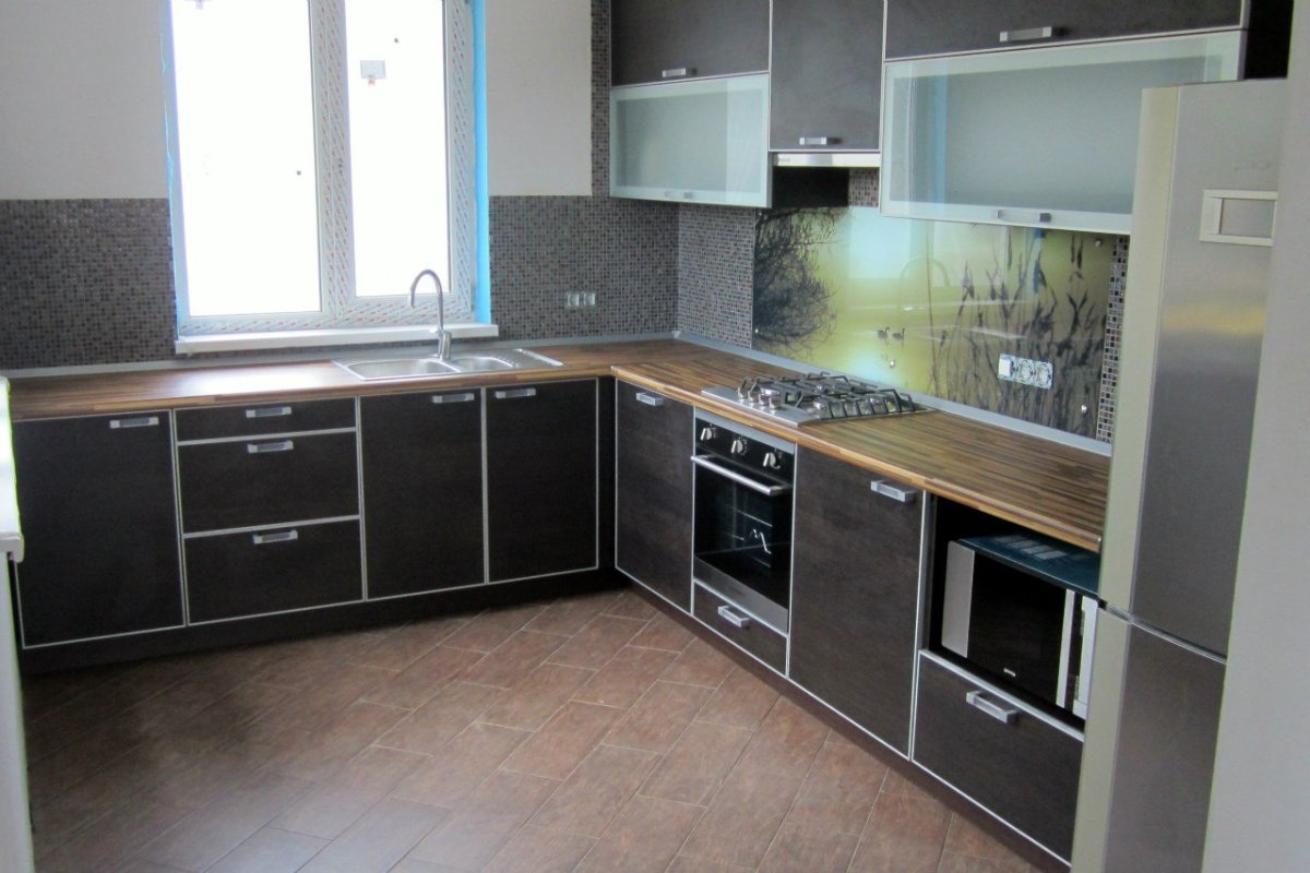 Кухня пластик в алюминиевой рамке