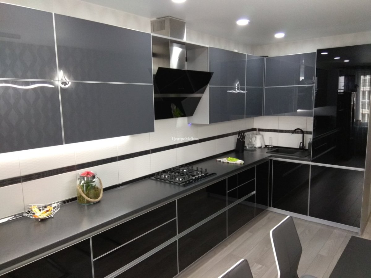 Кухня с черными алюминиевыми фасадами
