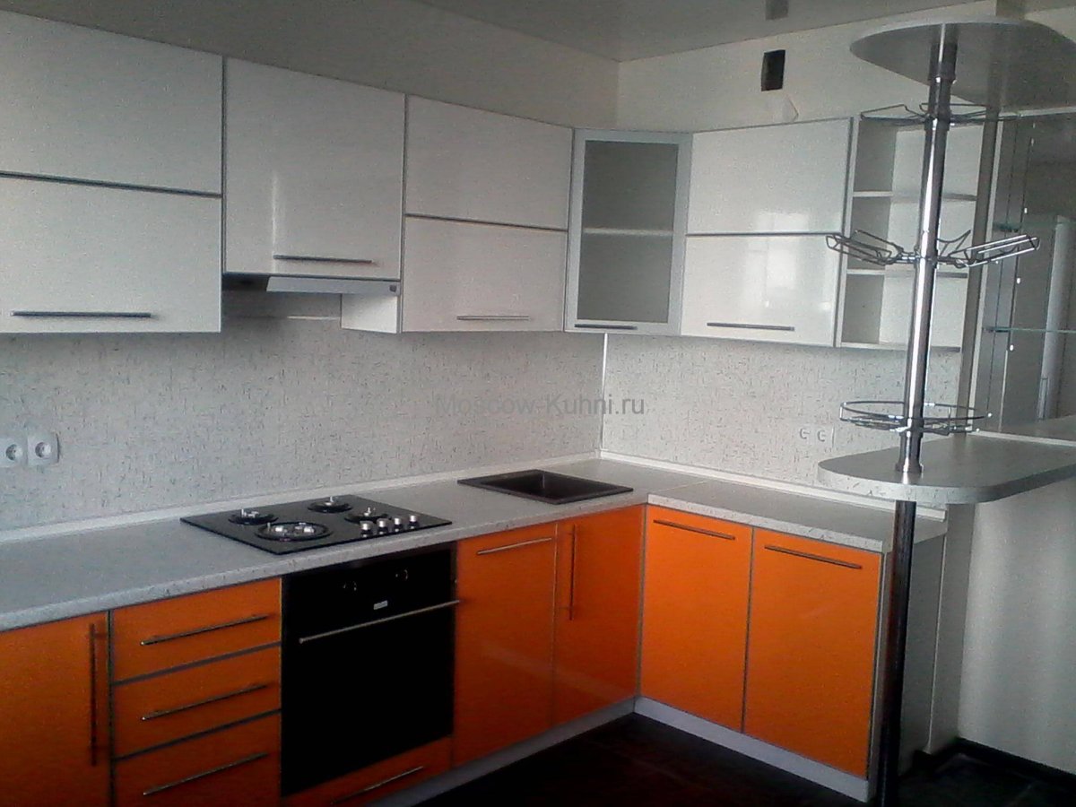 Пластиковая кухня в алюминиевой рамке