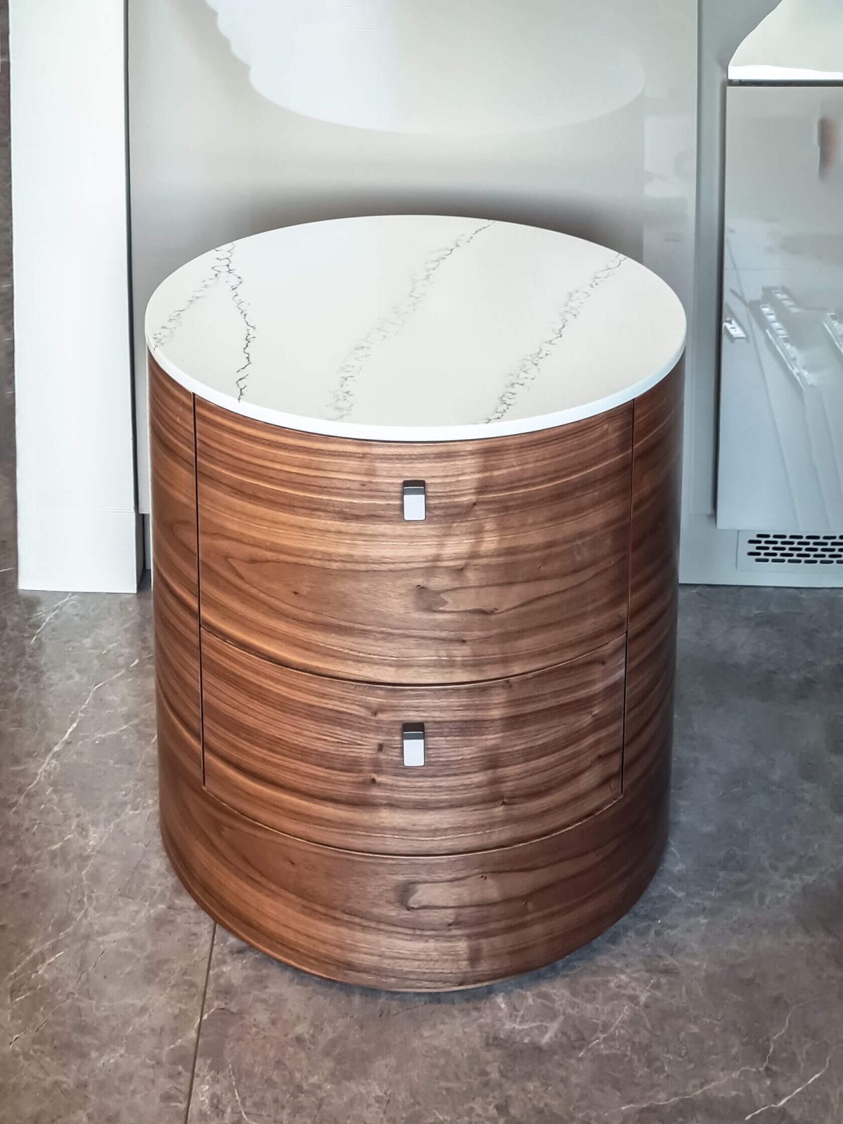 Деревянная круглая тумбочка