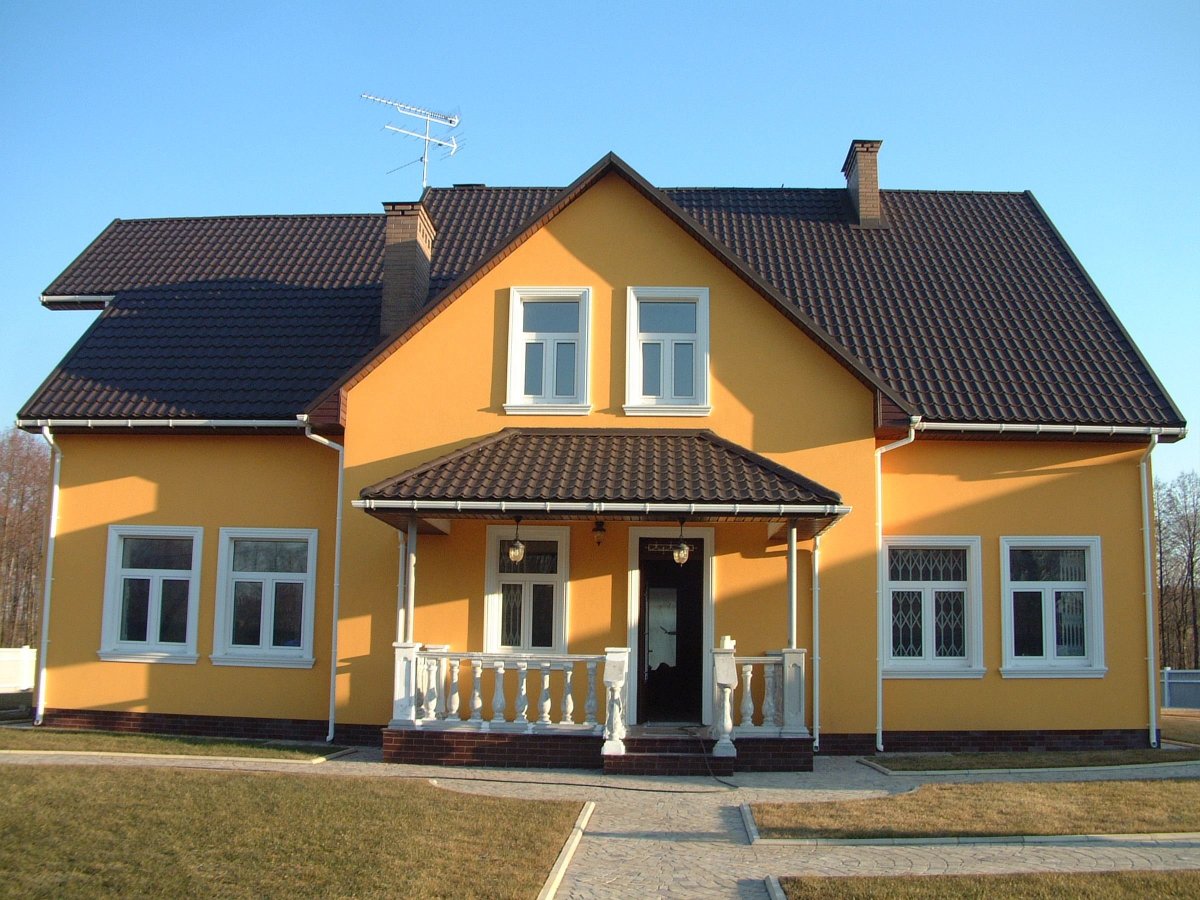 Оранжевый дом с коричневой крышей