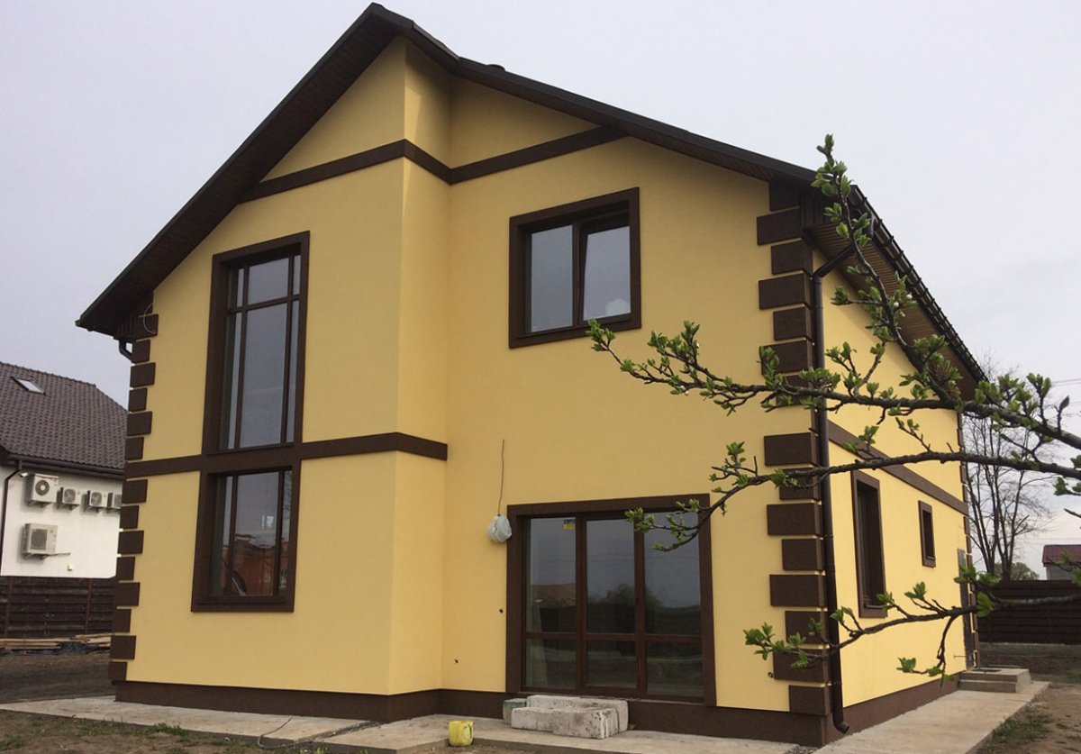 Крашеный фасад дома